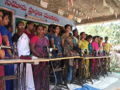 Amen Trust organise Womens’ Empowerment Groups in surrounding villages.  Village women are given access to sewing machines and receive training in tailoring/dressmaking with a view to enabling them to start small businesses.
